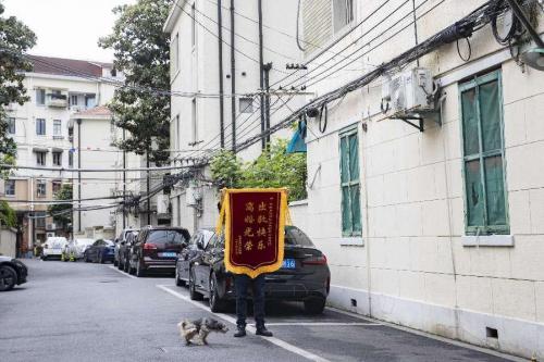 上海艺术家杨烨炘送“出轨锦旗”，网友直呼辣眼睛